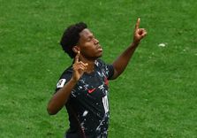 Canada dominate nine-man Qatar 6-0